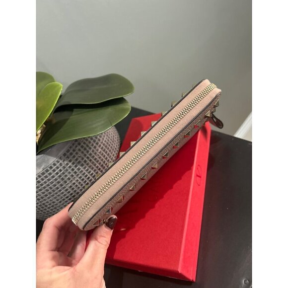 Valentino Garavani Rockstud Zipper Zip Around Wallet Beige - Picture 7 of 11